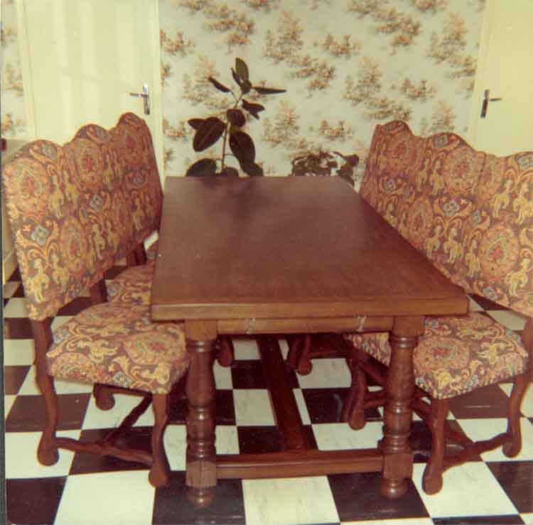 Table Louis XIII et chaises os de mouton capitonnes